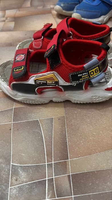 Отдам даром сандалий