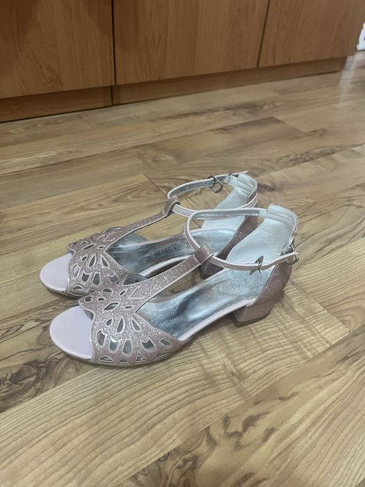 Елегантни обувки с токче