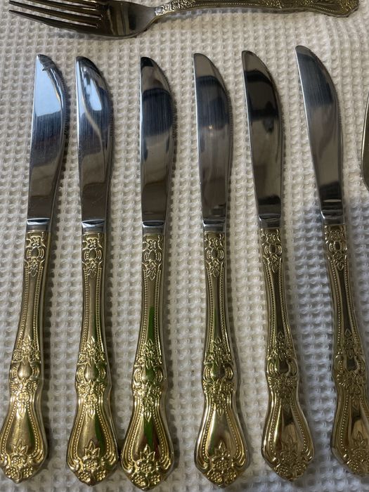 Продам  столовые ножи и вилки.