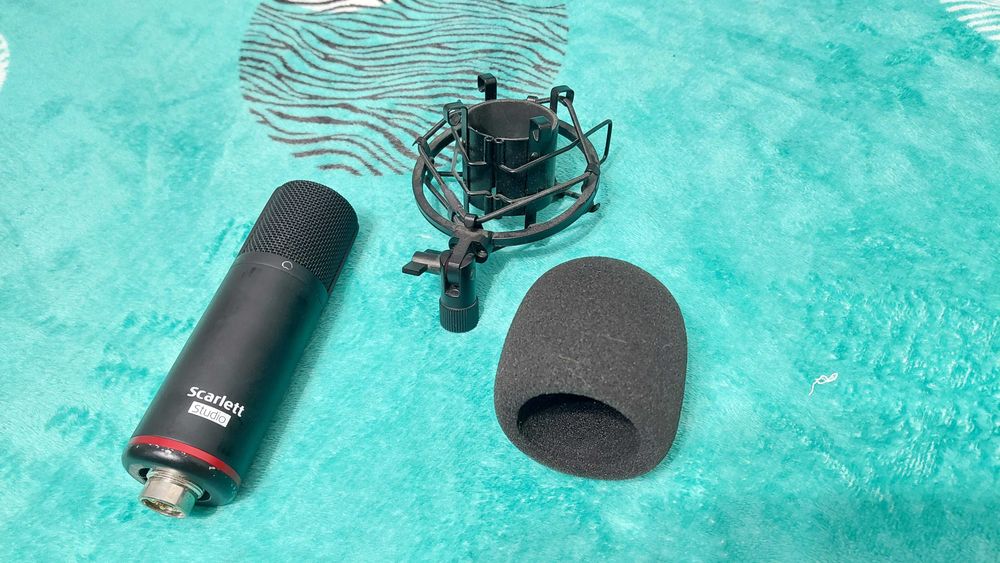 Microfon de studio Focusrite Scarlett CM25 MK-III cu shockmount
