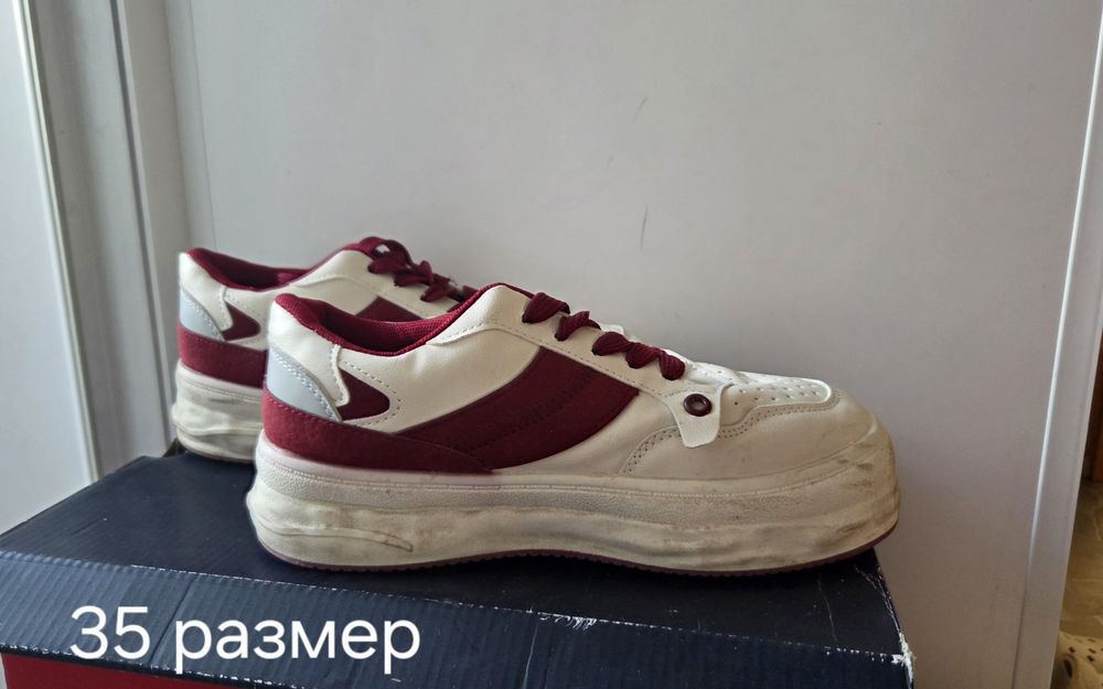 кроссовки белые с красными линиями