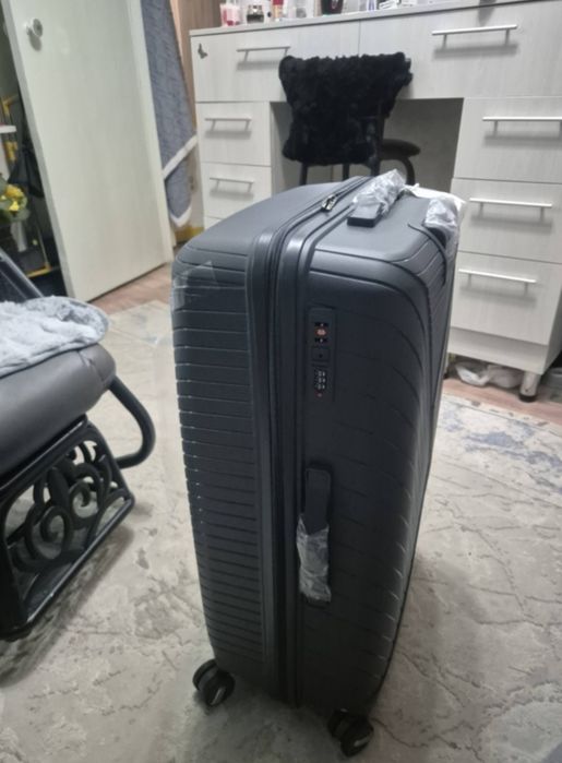 Новый чемодан . Большой