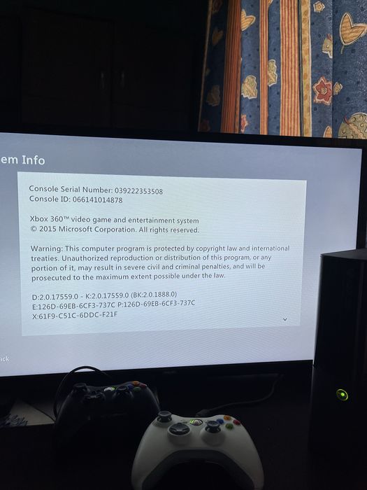 Xbox 360 E + 2 Controllere + Cabluri