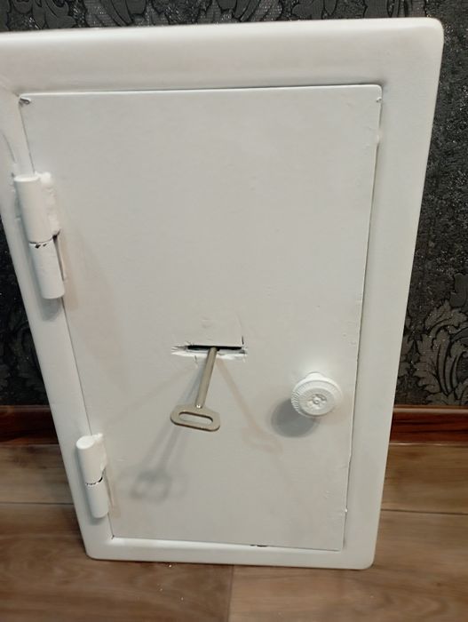 Продам сейф металлический