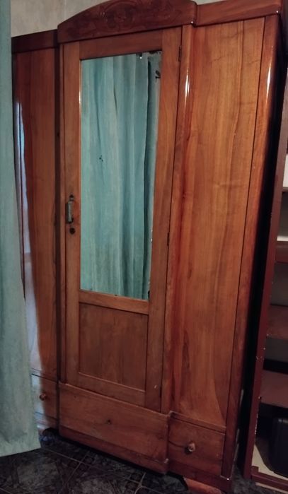 Старинен гардероб, масив