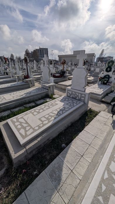 Vând/cedez concesiune loc de veci nou in cimitirul Municipal din Const