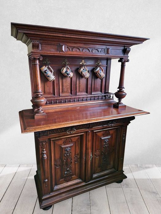 Уникален дъбов бюфет с 4 броя месингови закачалки и красива дърворезба