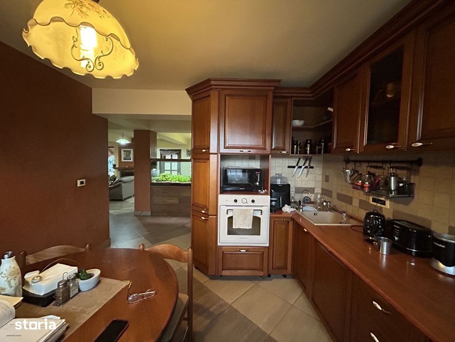 Vand vila deosebiata, in Subcetate, P+E+D,st.1.000 mp,sc.332 mp.