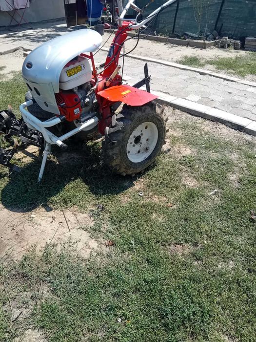 Vând motocultor este de 13 cai