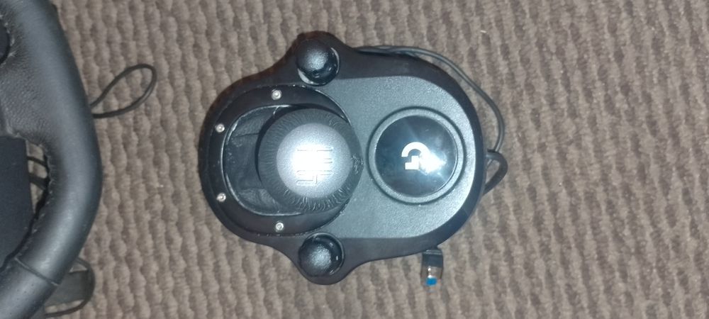 Vând volan gaming Logitech G29