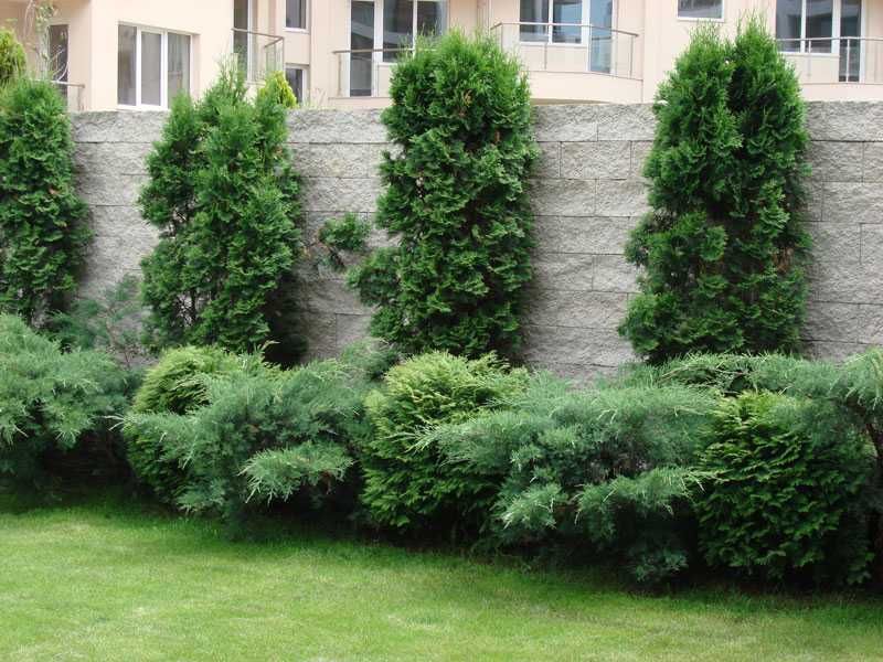 Бетонни / бетонови огради от рустик блокчета имитиращи дялан камък