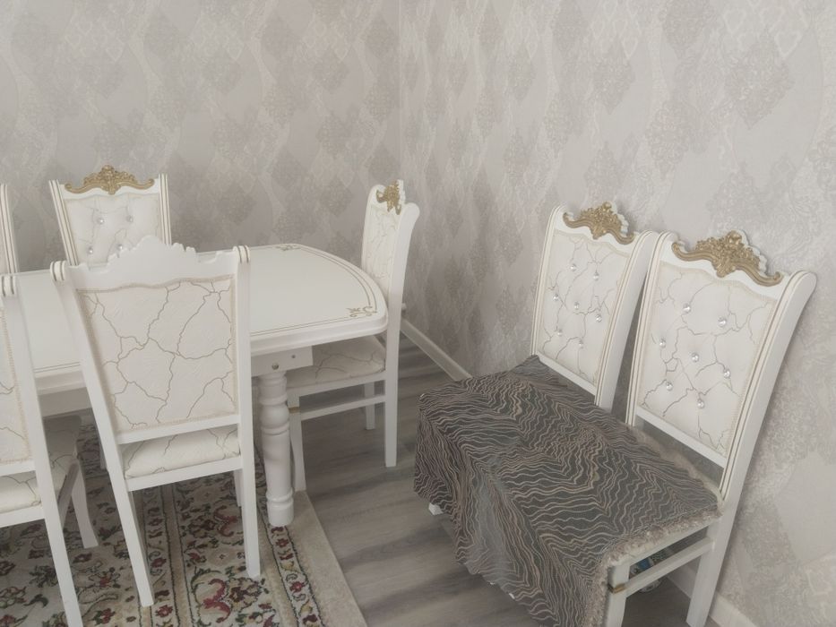 Столы и стулья .