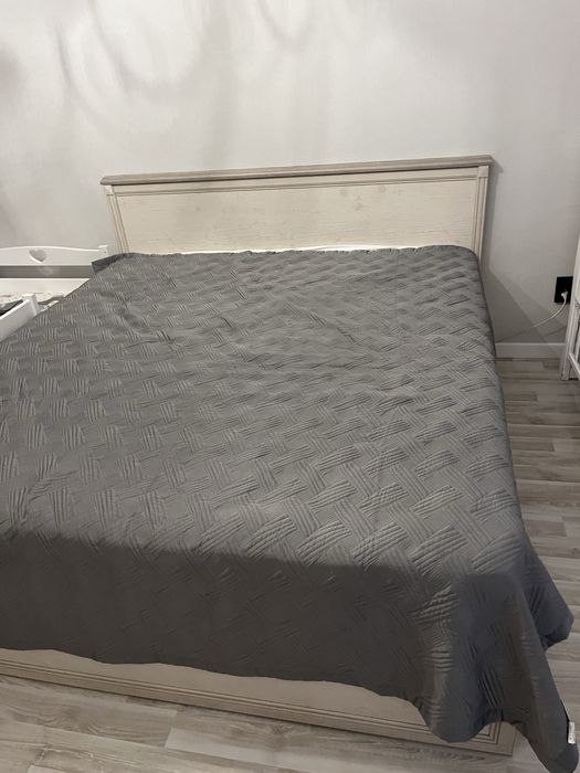 Двуспальная кровать