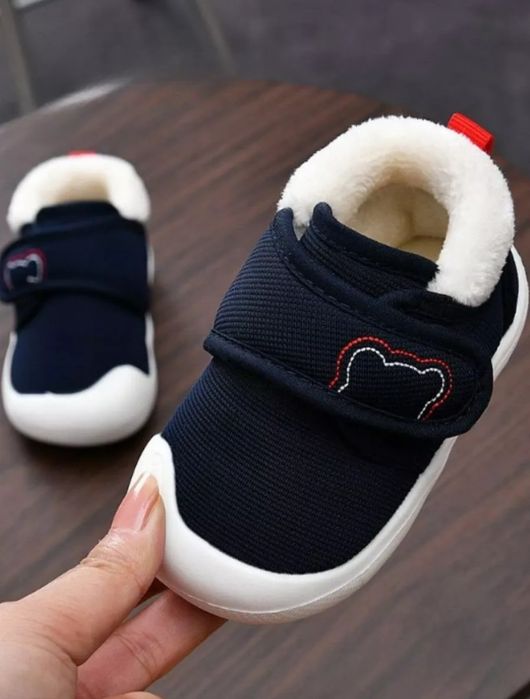 Продам утеплённые детские ботиночки