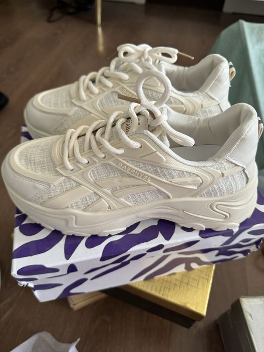 Женские кроссовкий