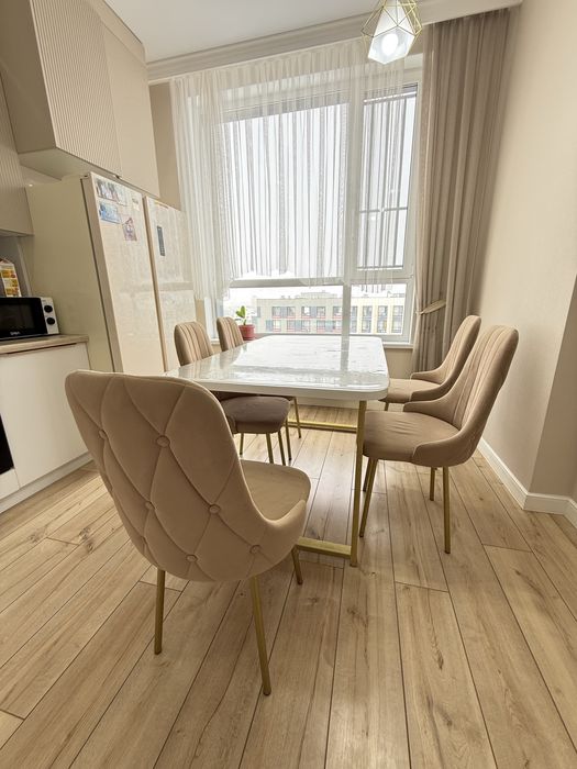 Продам Стол со стульями  (6 стулья)