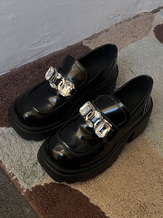 Продаются элегантные лоферы с камнями