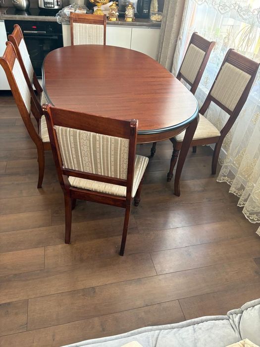 Продаётся стол деревянный.