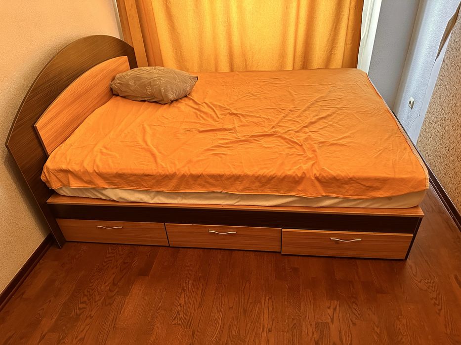 Односпальная кровать с ящиками для хранения