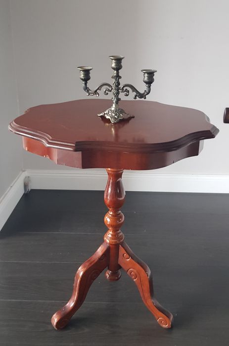 Comodină/Măsuță veche din lemn masiv cu intarsii