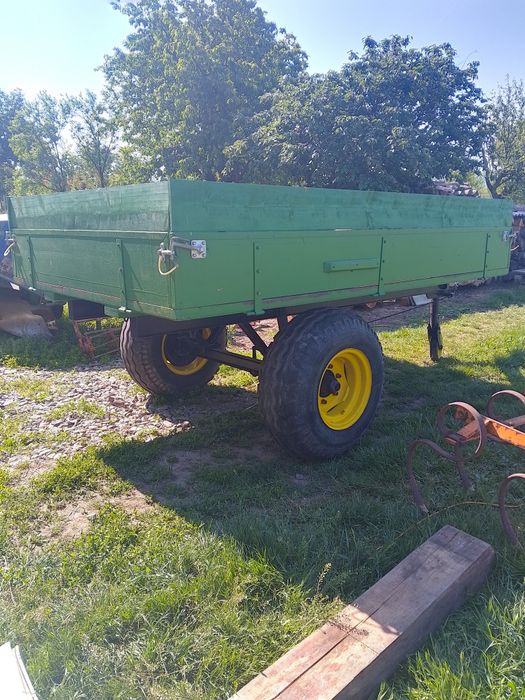 Remorcă agricolă pe o axă