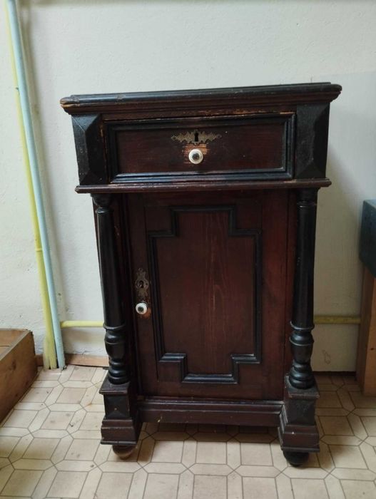 Комплект легла масив, нощно шкафче, скрин от фабрикантска къща