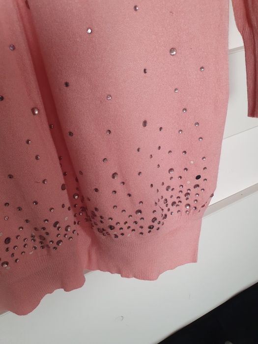 Pulover cu pietre aplicate