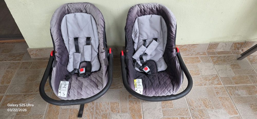Vând 2 scoici auto pentru bebeluși (0–13 kg)