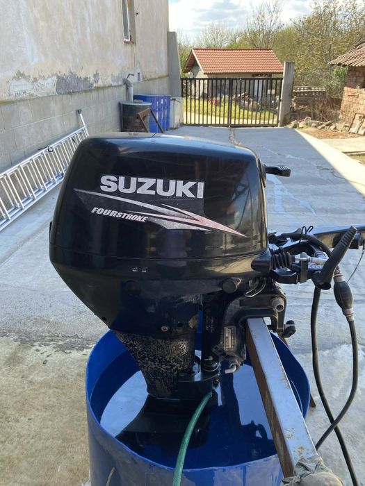 Продва се четири тактово двигател Сузуки 15 коня къс ботуш ел стратер и ръчен стеатер 1380евро тел. 0886560052