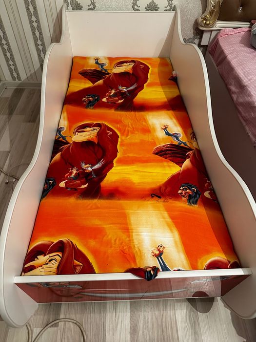 Детская кровать машина