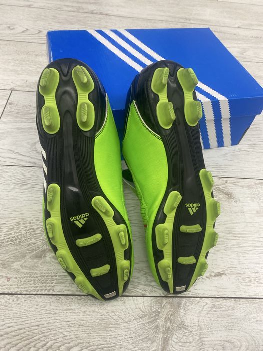 Бутсы Adidas продаються
