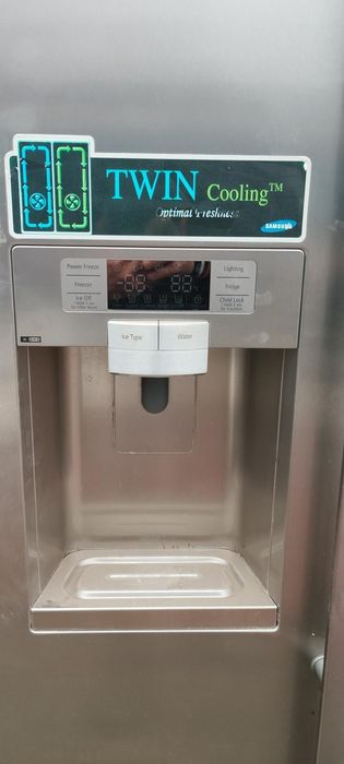 Продавам хладилник Samsung - двукрилен