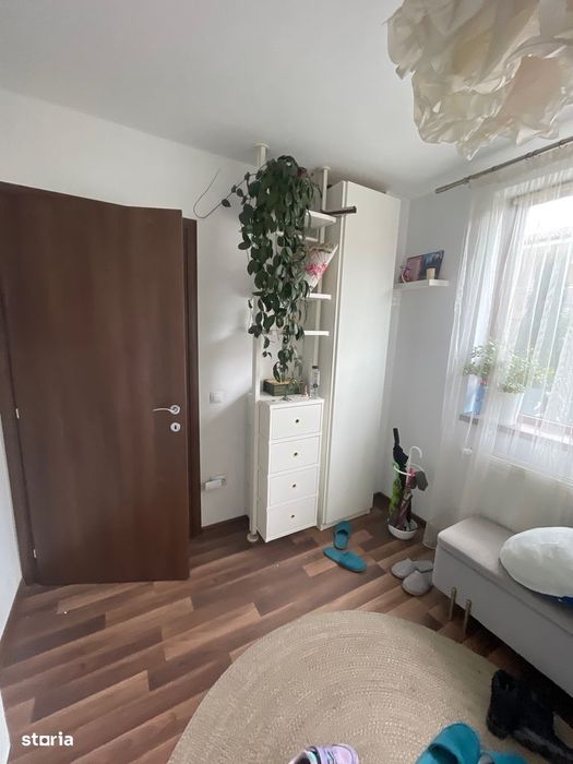 Casă modernă tip triplex, unitate de capăt