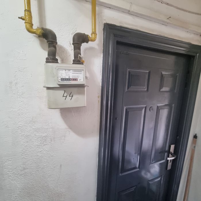 Proprietar vand gars cf 3   Cu gaze etaj 2/4 piata resita nou renovata