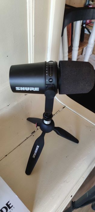 Микрофон Shure MV7 (Black) + настолен трипод Manfrotto PIXI