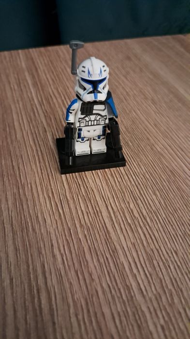 Это Лего мини фигурка капитан рэкса