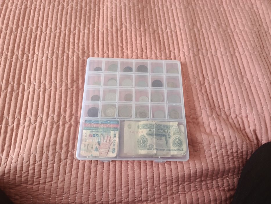 Коллекция монет и купюр