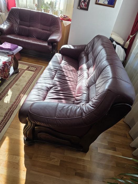 Set de canapele din piele naturala montată pe structura de lemn.