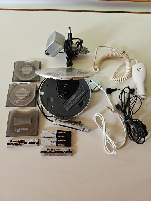 Диск мен Sony със слушалки