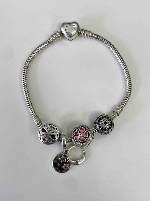 Сребърна гривна Пандора с талисмани