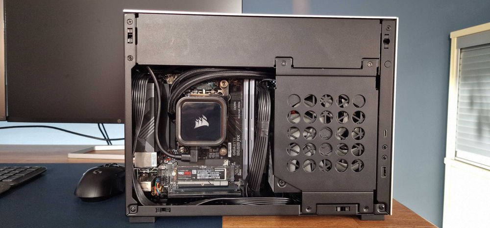 PC Mini ITX Ryzen 7800x3D | 32GB DDR5 | 1TB nvme | APA | GPU RX 7900 GRE 16GB GDDR6 | 11L foarte mic