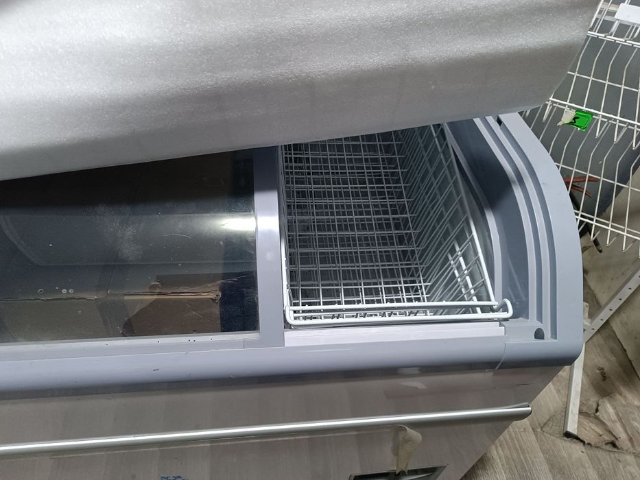 Продаётся витринный холодильник AIWA