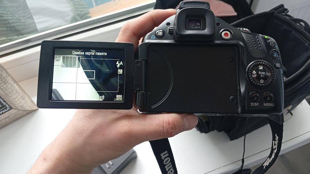 Зеркальный профессиональный фотоаппарат