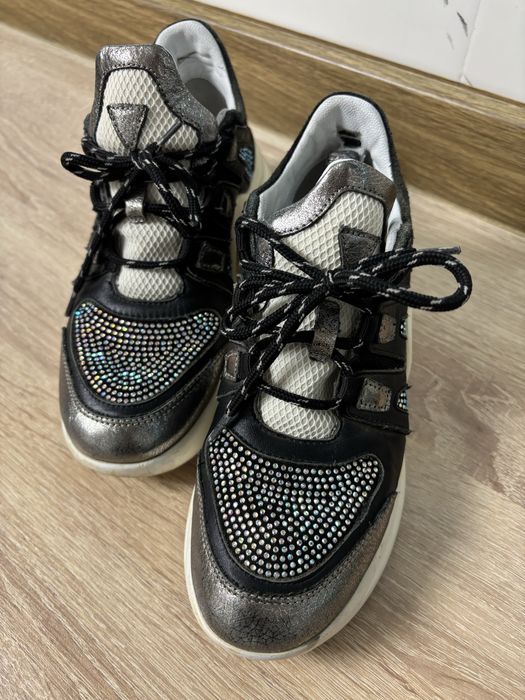 Adidasi piele superbi