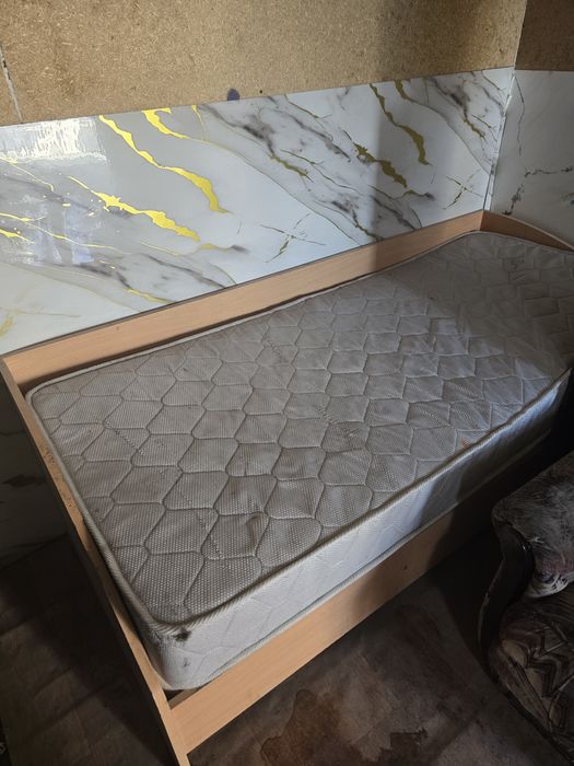 Продам кровать   в нормальном состоянии