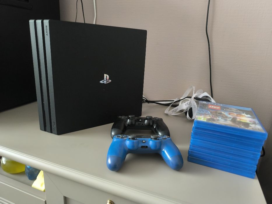 PlayStation 4 Pro + 2 геймпада + комплект игр