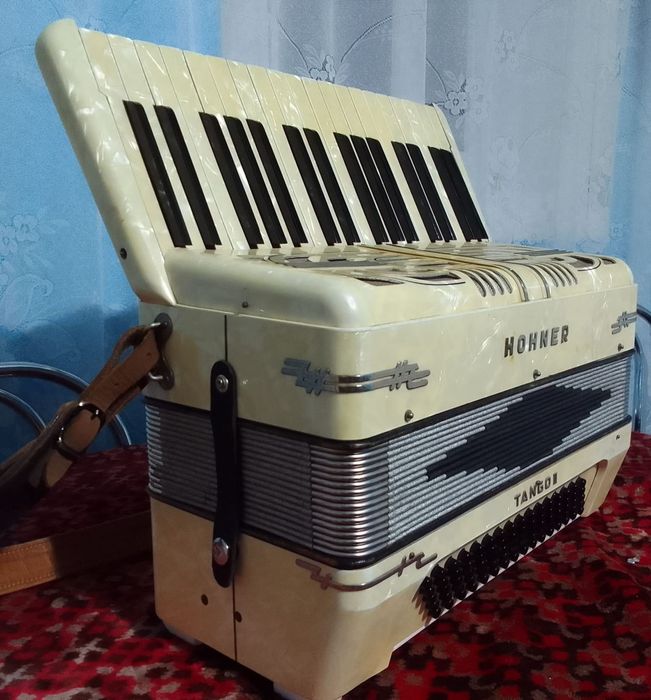 Vând Acordeon Hohner 80 de bași