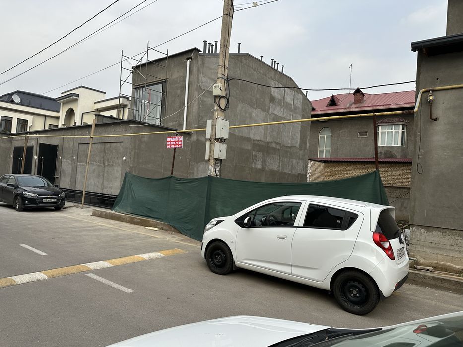 Uy hovli quruq yer  lokatsiya joyi yaxshi