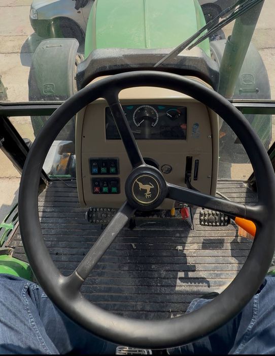 Traktor John Deere  6110 В sotiladi