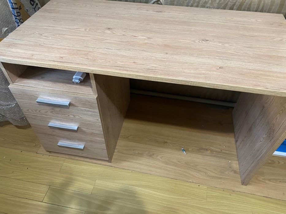 Стол с тумбочкой